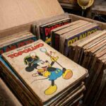 vecchi fumetti in uno scatolone in soffitta