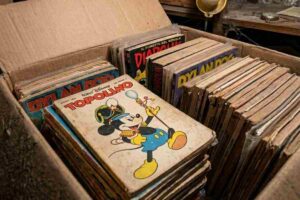 vecchi fumetti in uno scatolone in soffitta