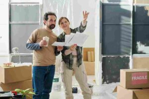 due persone pensano a come ristrutturare un sottotetto