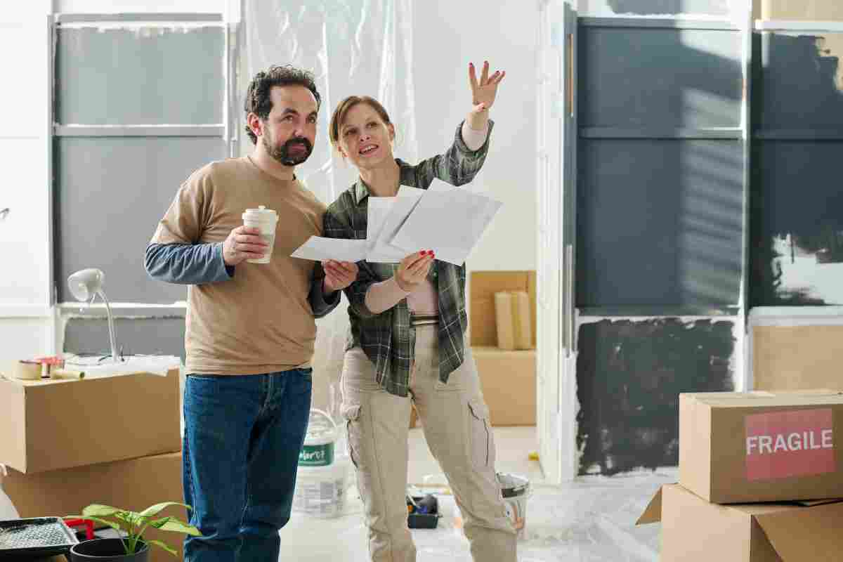 due persone pensano a come ristrutturare un sottotetto