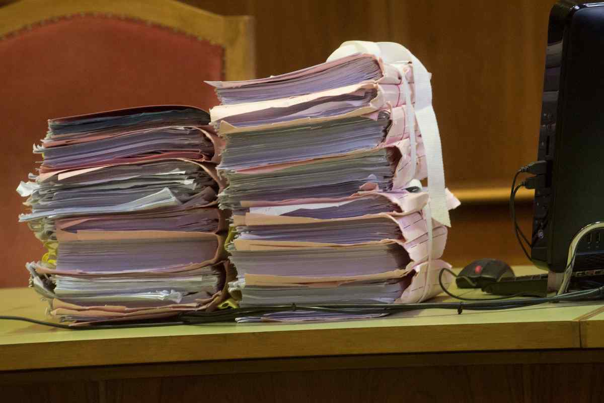 incartamenti in un'aula di tribunale