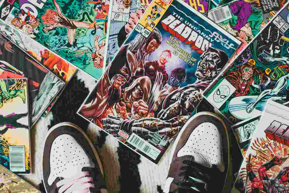 scarpe calpestano fumetti per terra