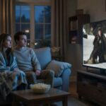 una coppia guarda il film wind chill