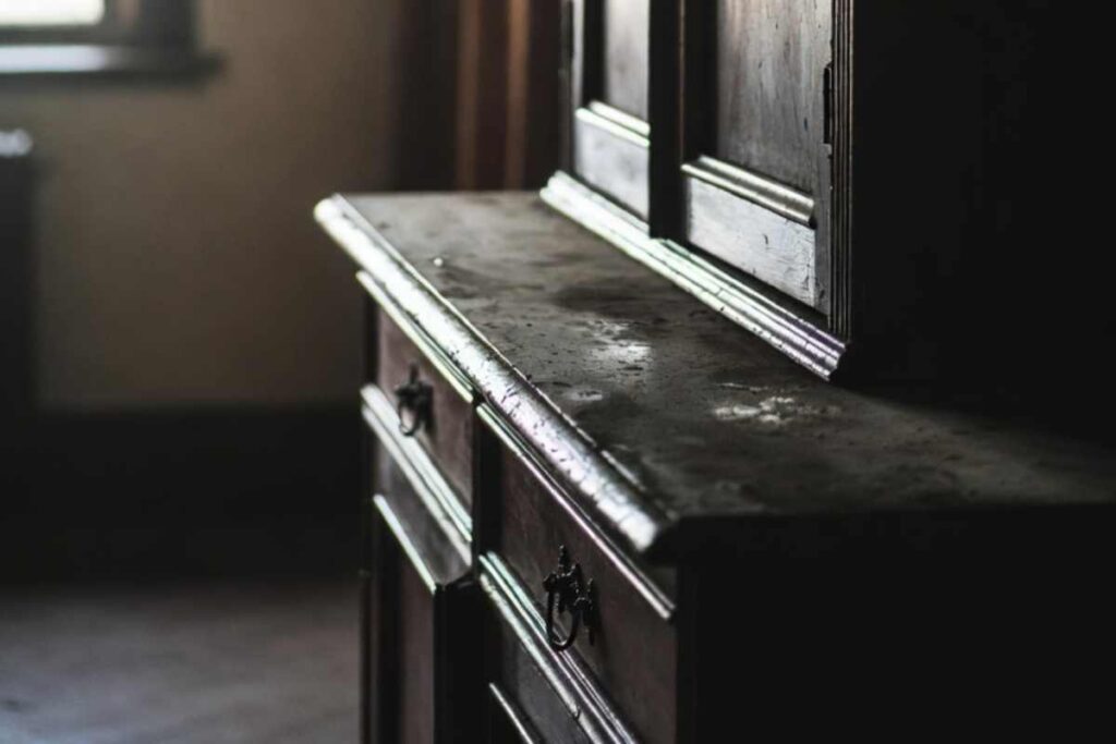 vecchio mobile in legno