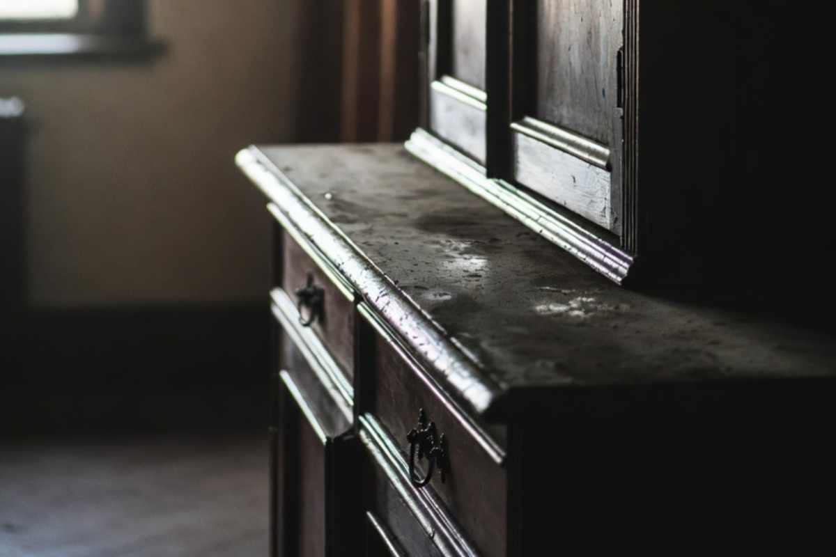 vecchio mobile in legno