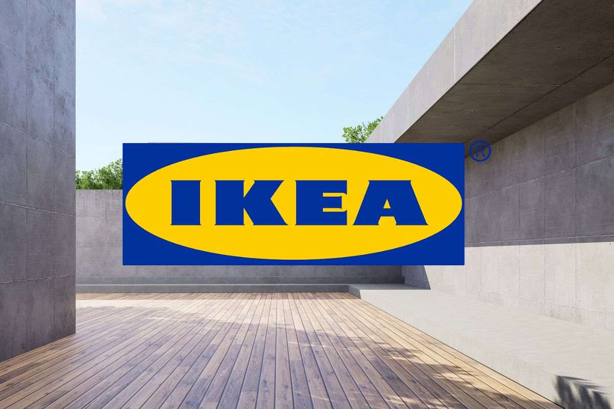spazio esterno vuoto e logo ikea