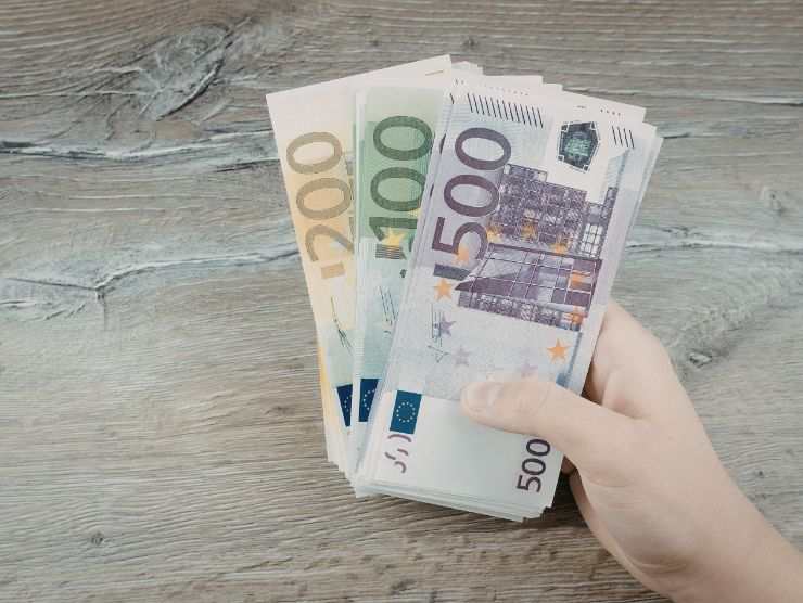 persona con banconote in mano