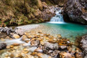 panorama con cascata ed acqua cristallina