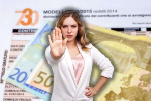 730 e soldi in contanti e donna che fa stop con le mani