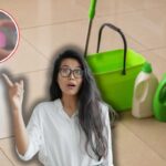 kit per lavare a terra, ammorbidente sfocato e donna sorpresa che lo indica