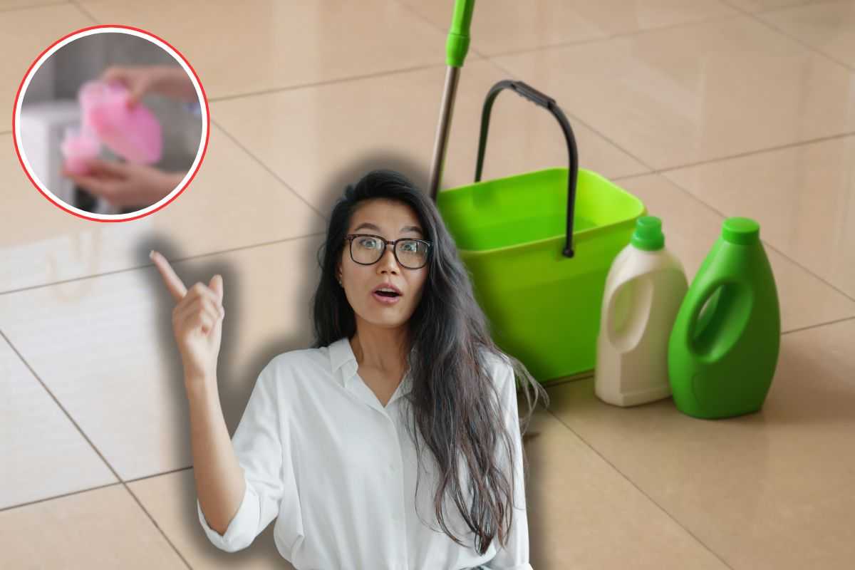 kit per lavare a terra, ammorbidente sfocato e donna sorpresa che lo indica