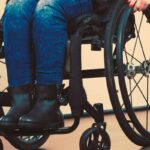 uomo su sedia a rotelle