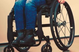 uomo su sedia a rotelle