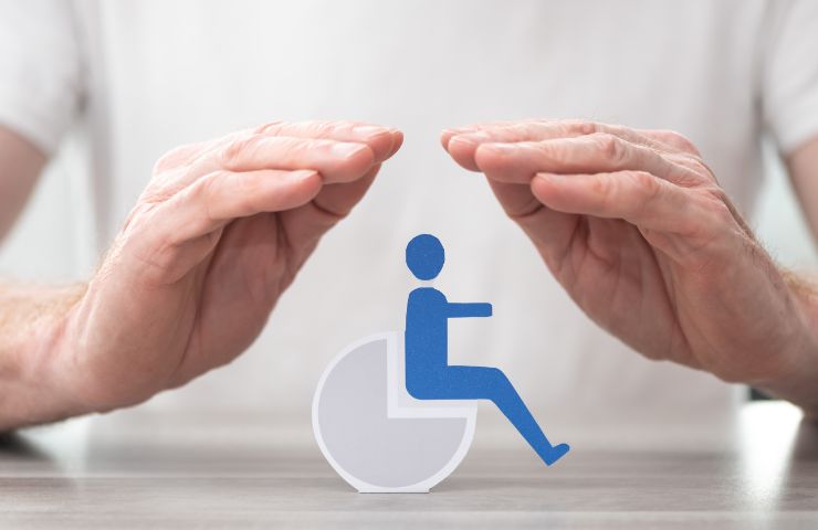 sagoma uomo disabile e mani attorno