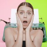 donna stupita e dietro macchina da scrivere