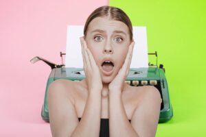 donna stupita e dietro macchina da scrivere