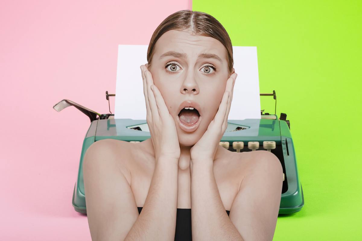 donna stupita e dietro macchina da scrivere 