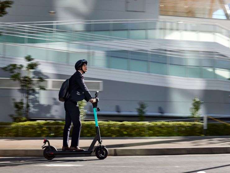 ragazzo che guida monopattino elettrico