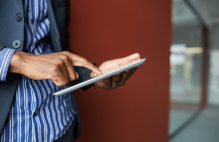 uomo con tablet in mano