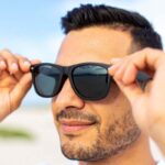 uomo con occhiali da sole