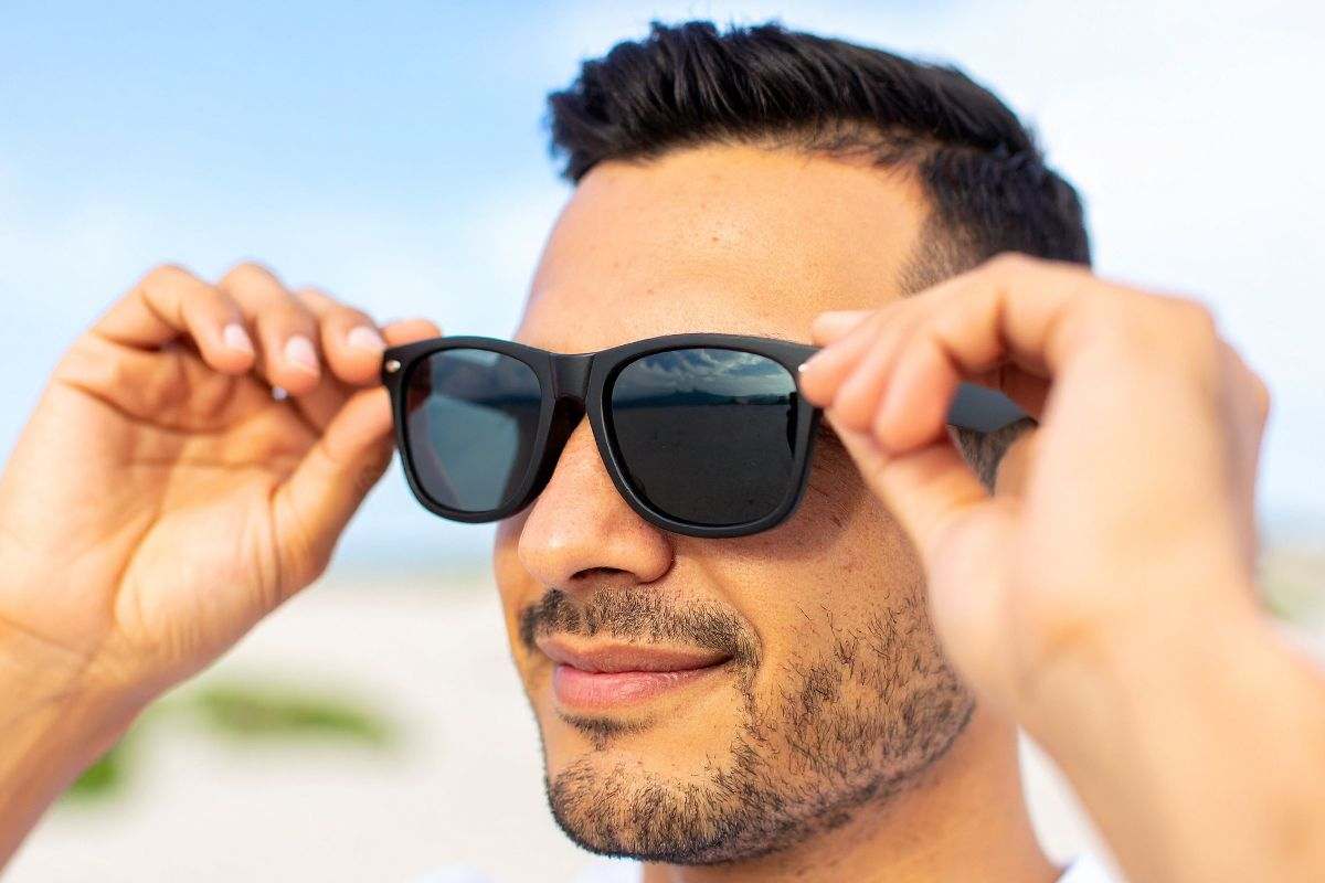 uomo con occhiali da sole