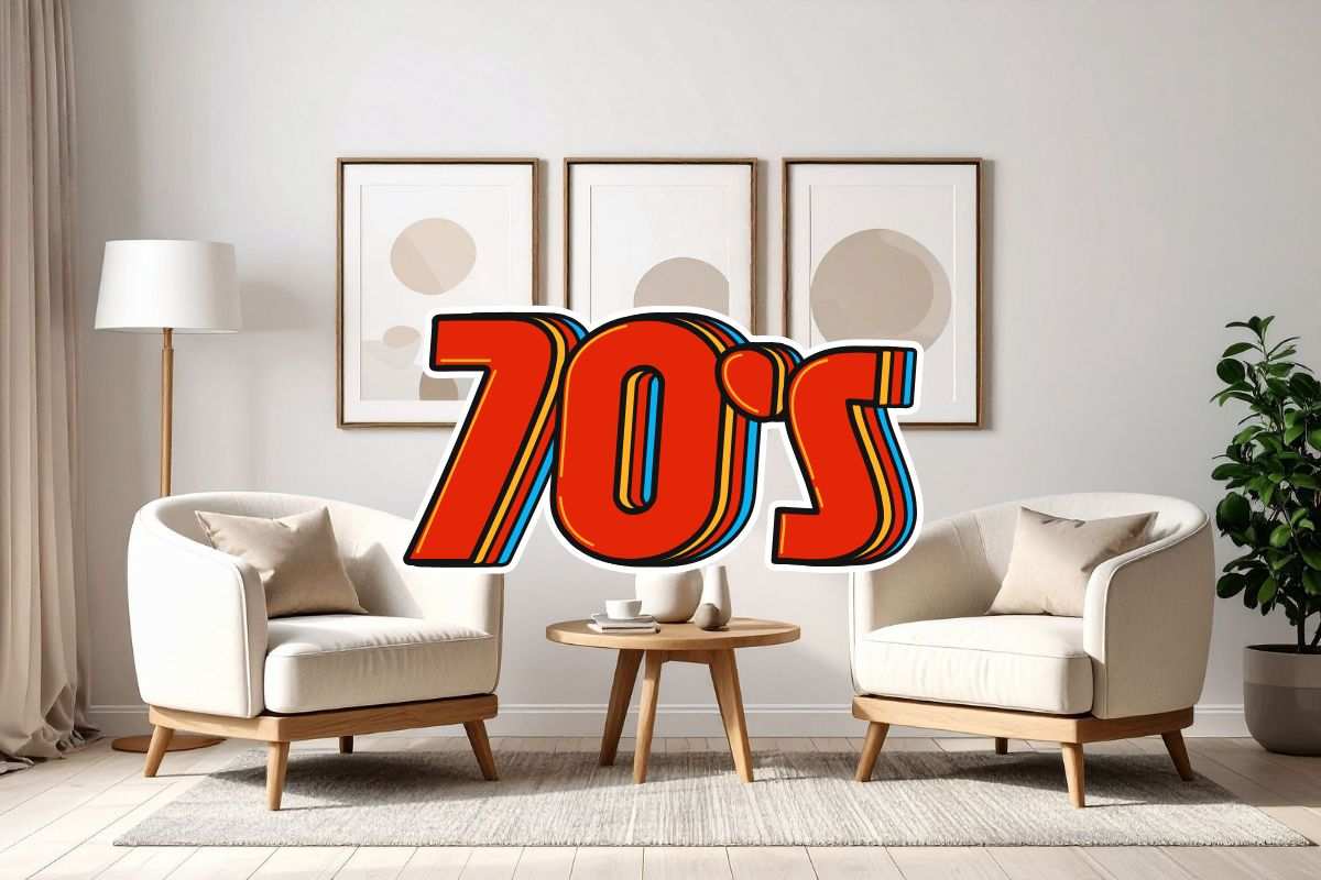 soggiorno con poltrone e simbolo anni '70