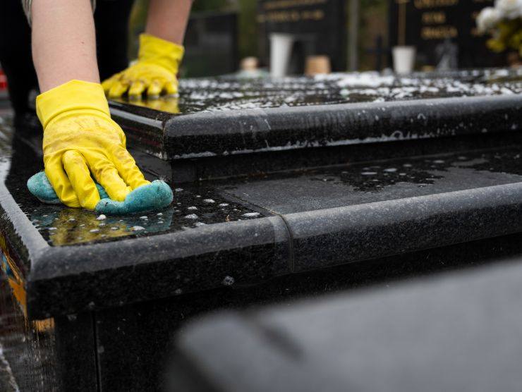 mani di una donna che puliscono scale di un condominio