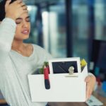 donna che è stata appena licenziata e che svuota l'ufficio