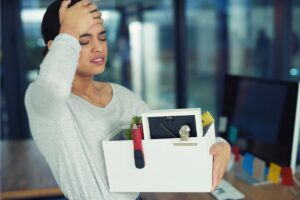 donna che è stata appena licenziata e che svuota l'ufficio