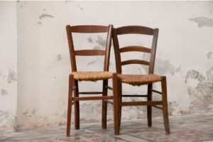 coppia di vecchie sedie
