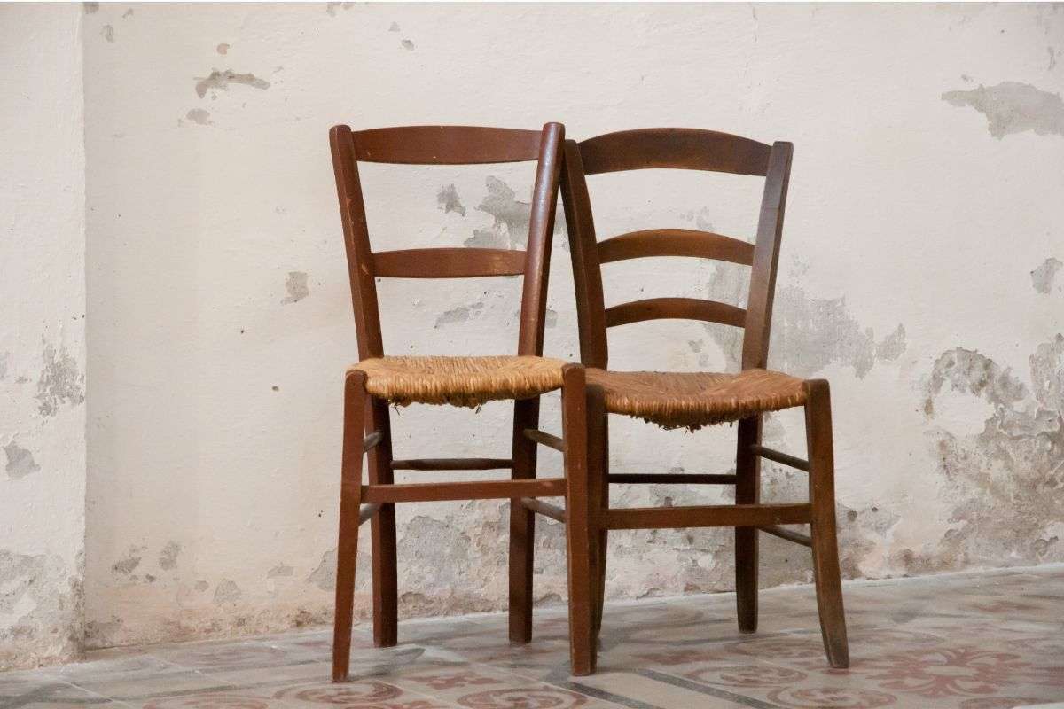 coppia di vecchie sedie