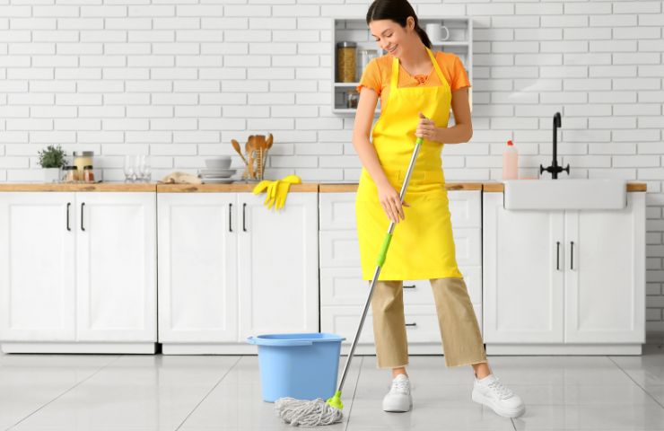 donna che lava i pavimenti